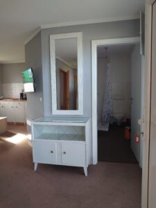 Eingangsbereich mit Blick ins Bad