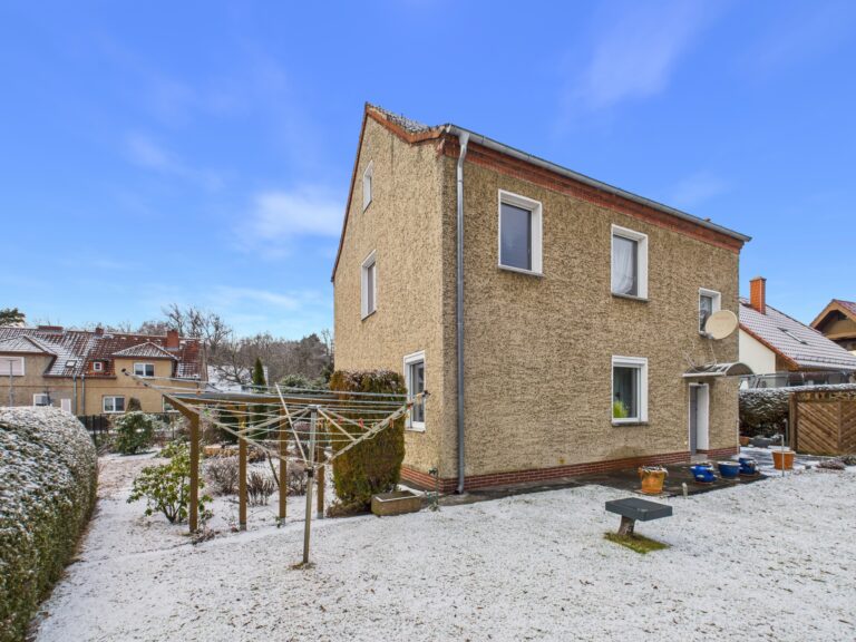 Ruhiges Eckgrundstück nahe der Wuhle! Haus mit Platz für mehrere Generationen.